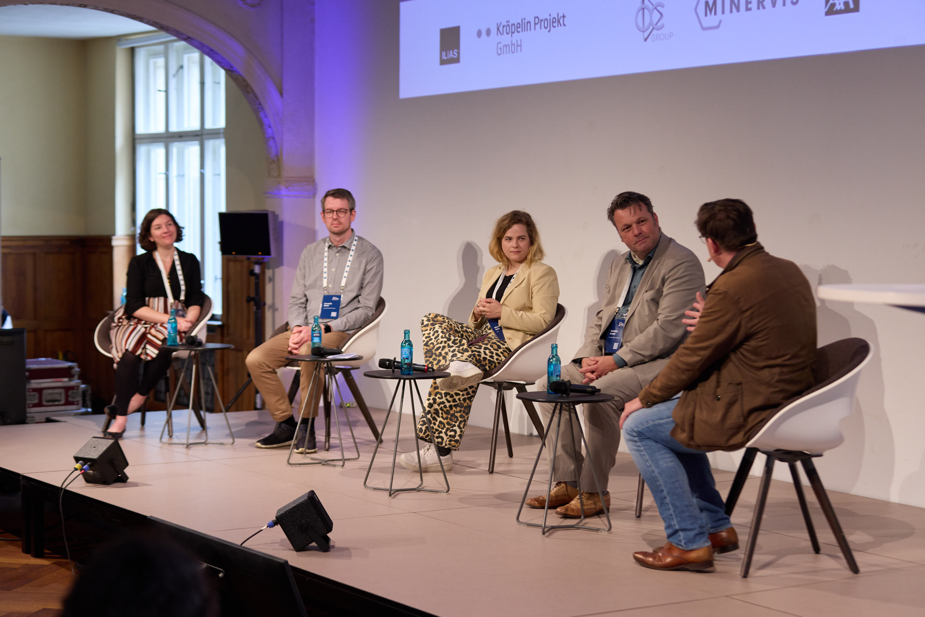 Roundtable auf der Bühne - moderiert von Philipp Kröpelin