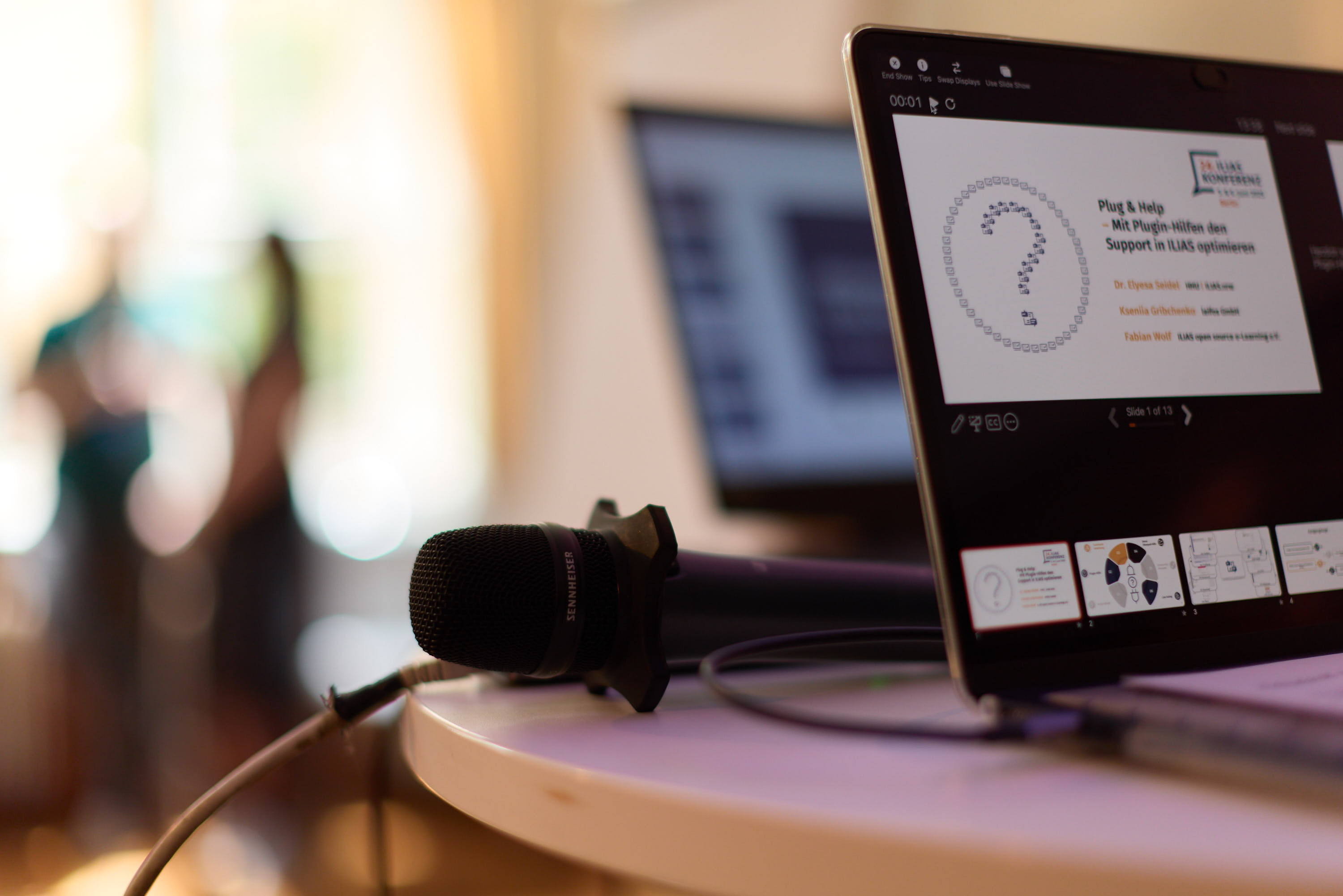 Nahaufnahme von Laptop und Mikrofon während einer Präsentation