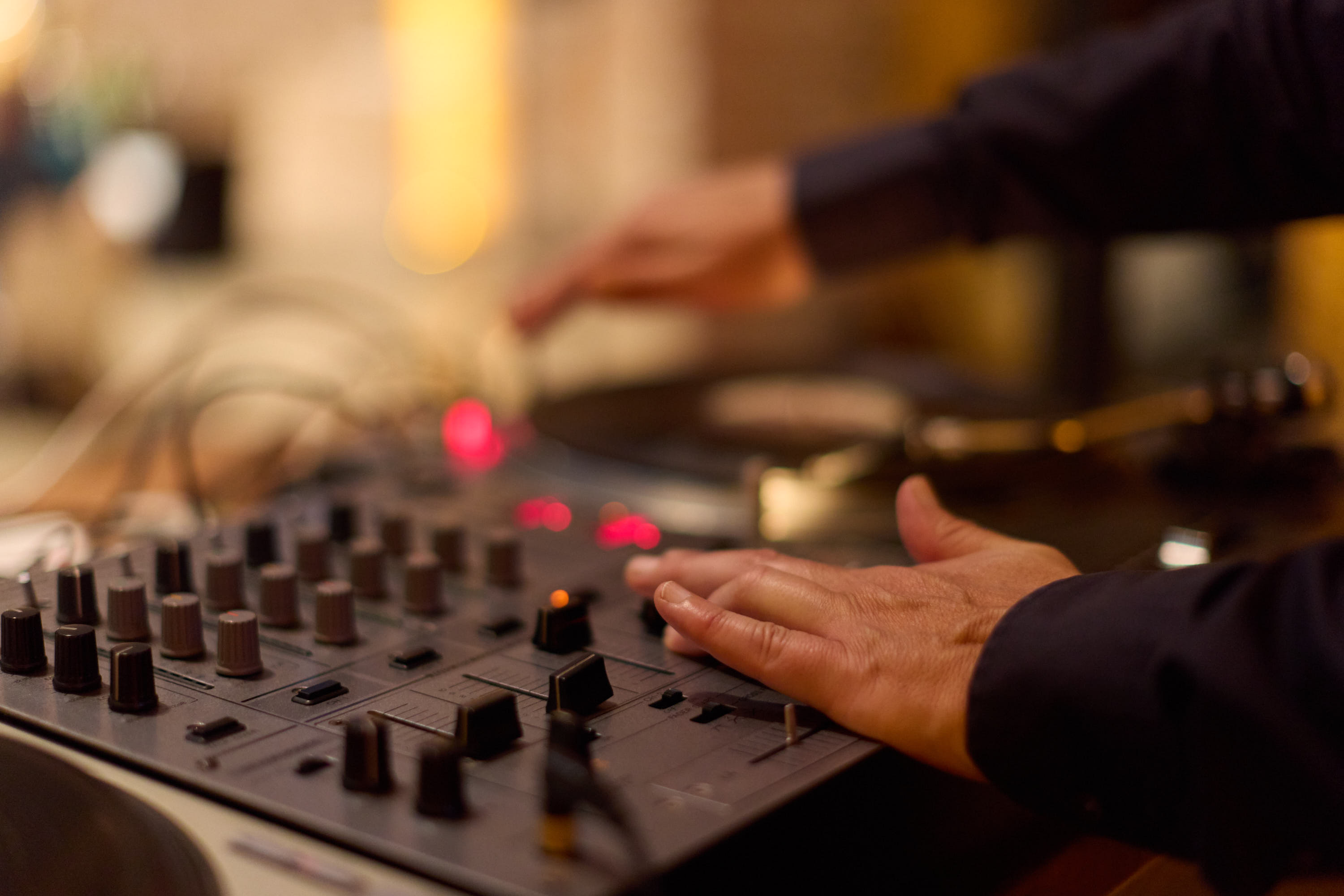 Blick auf den DJ-Pult am Abend