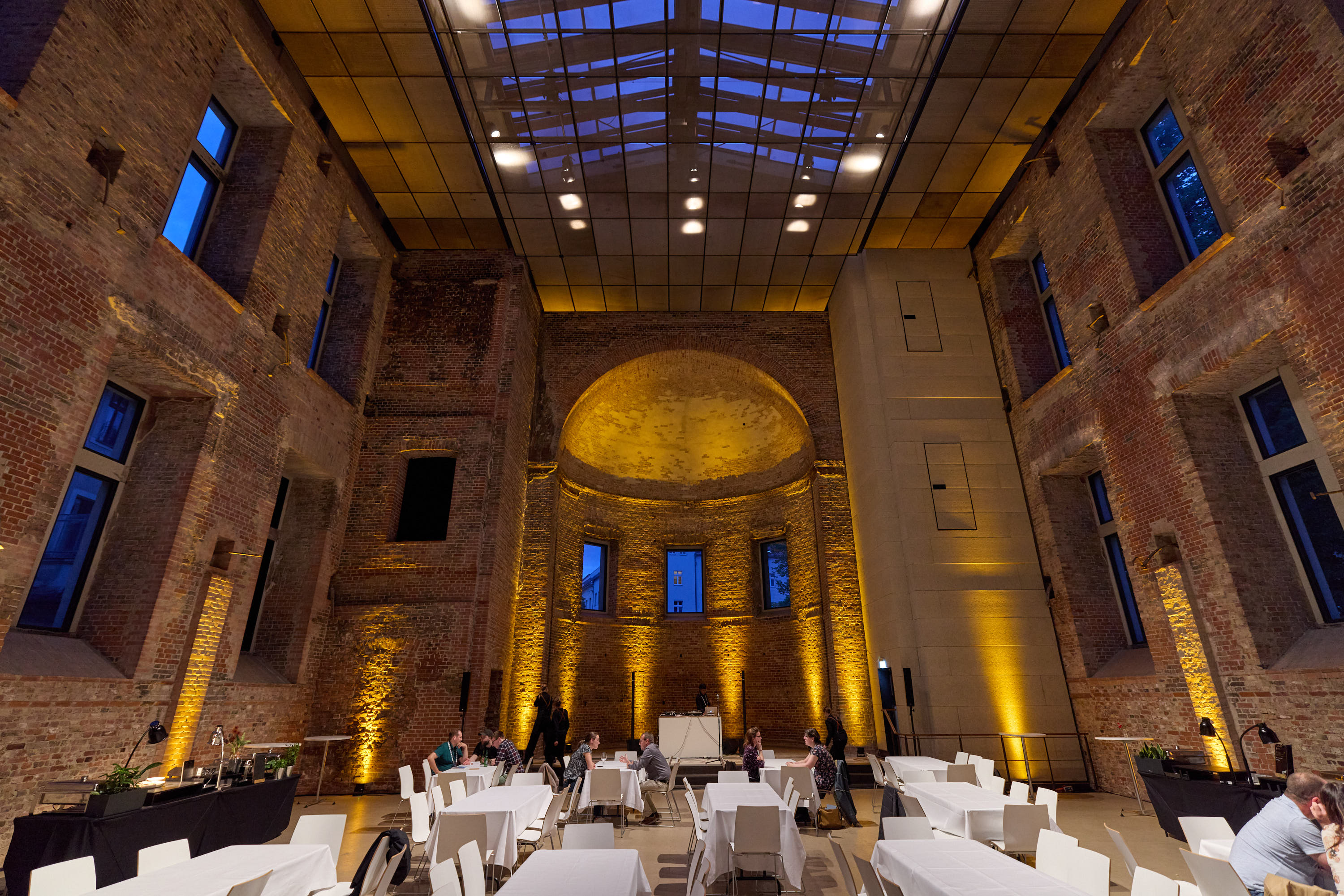 die beleuchtete Kirche von innen am Abend