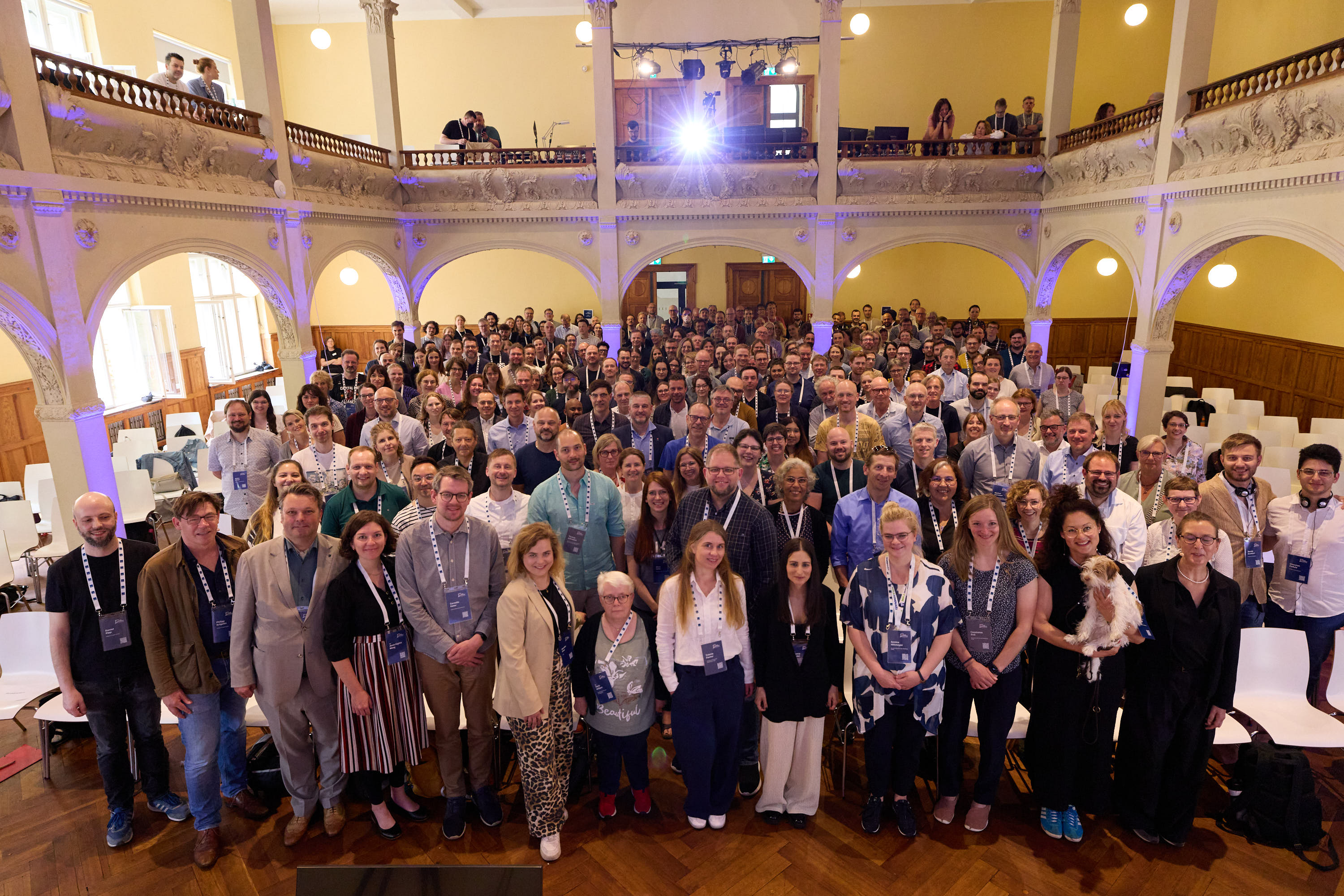 Gruppenfoto aller Teilnehmenden