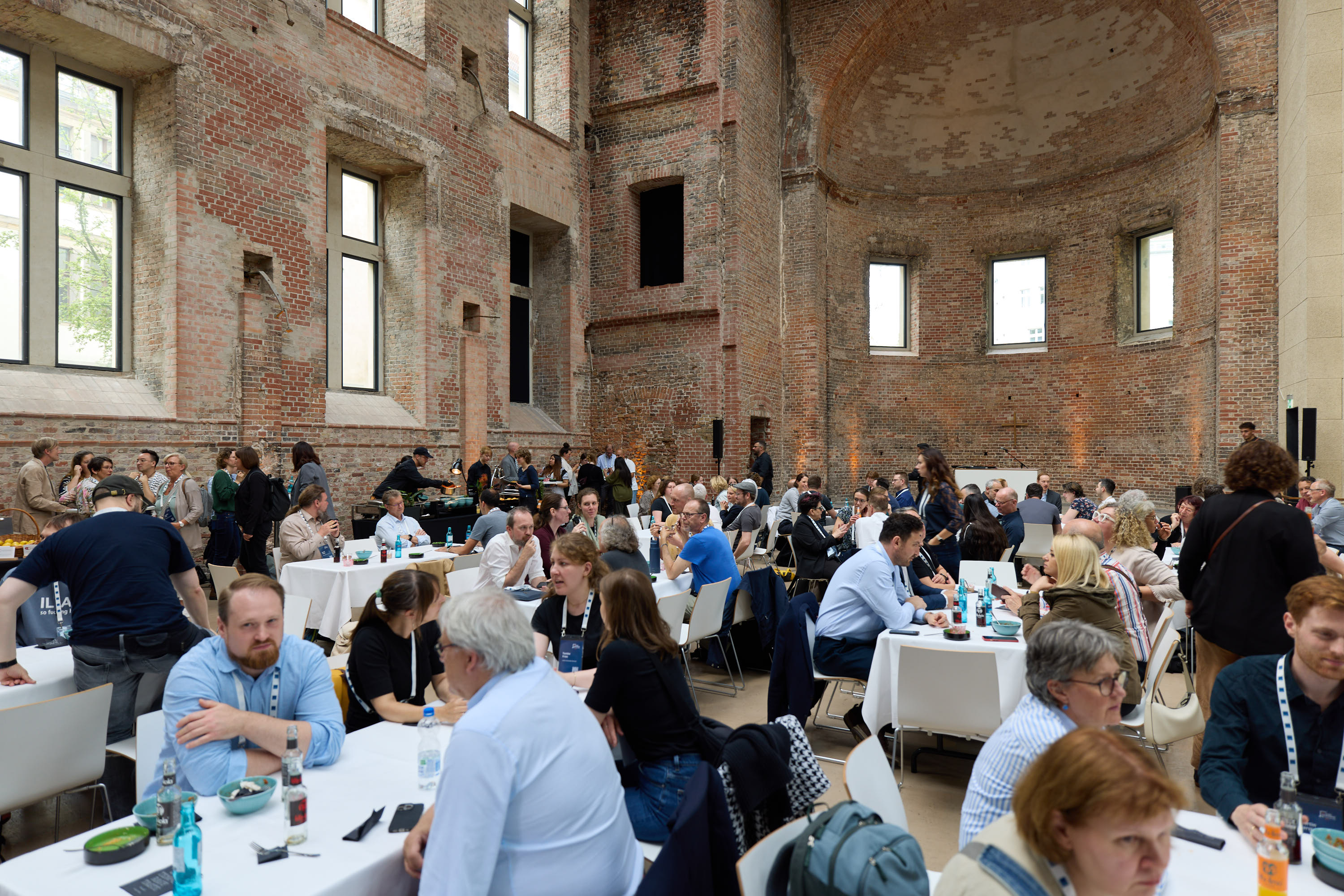St. Elisabeth von innen während der Mittagspause: Platz für das Catering und zum gemeinsamen Austauschen