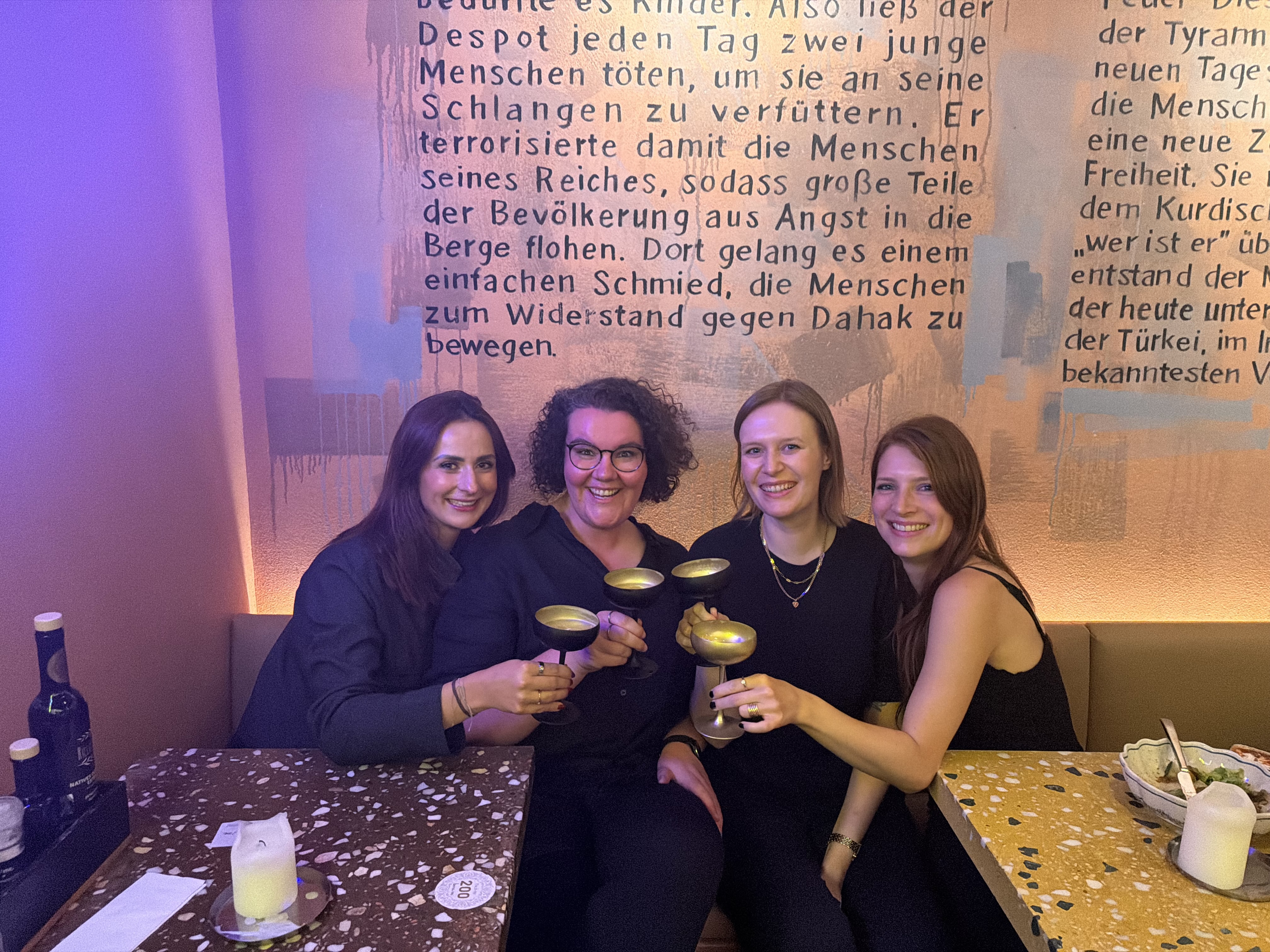 Foto von netten Community-Menschen beim Abendevent